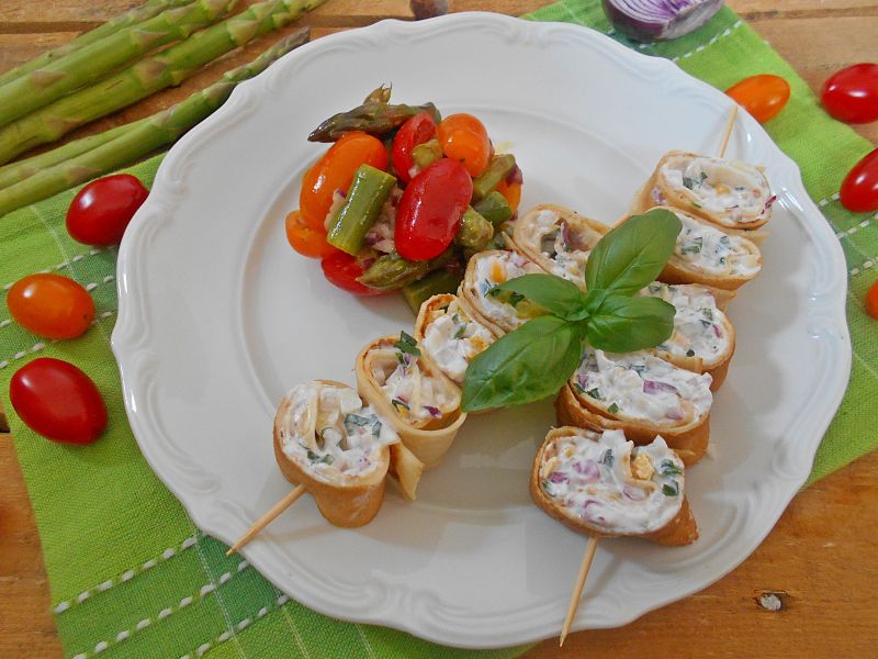 Naleśnikowe szaszłyki z sałatką