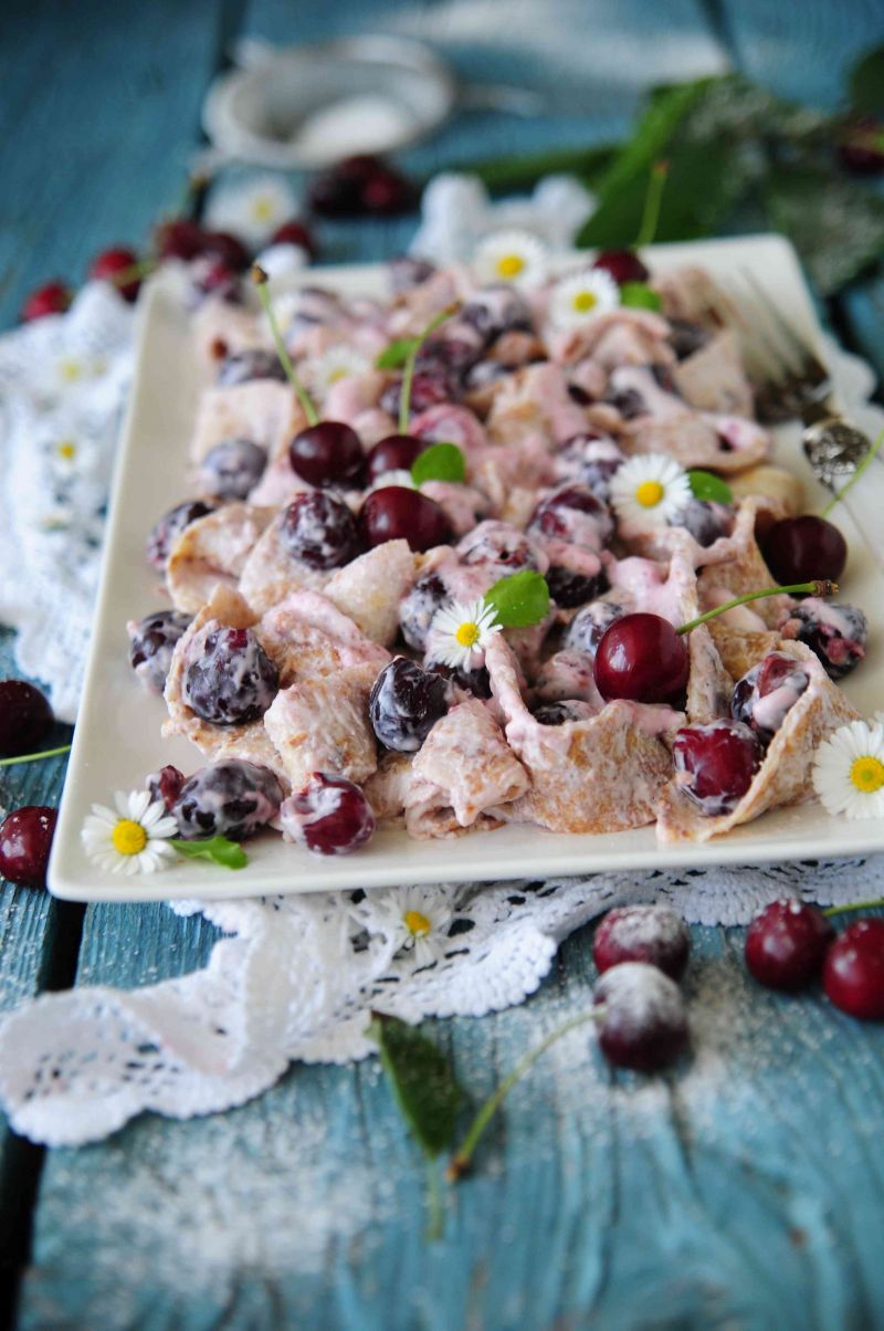 Naleśnikowe tagiatelle z czereśniami