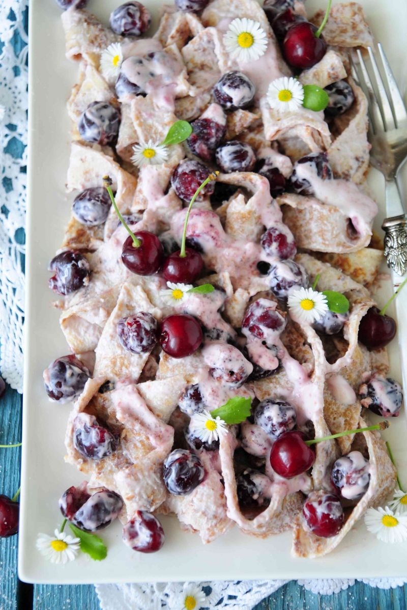 Naleśnikowe tagiatelle z czereśniami