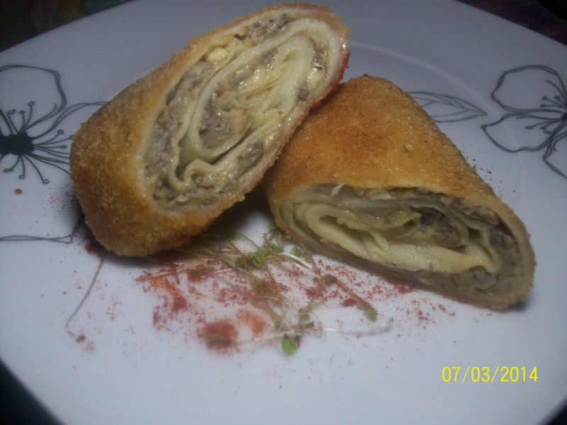 Naleśnikowe zawijańce z serem i pieczarkami