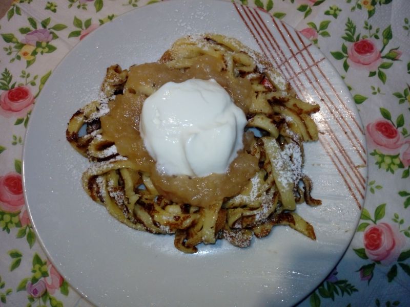 Naleśnikowy makaron z prażonym jabłkiem Naleśnikowy makaron z prażonym jabłkiem