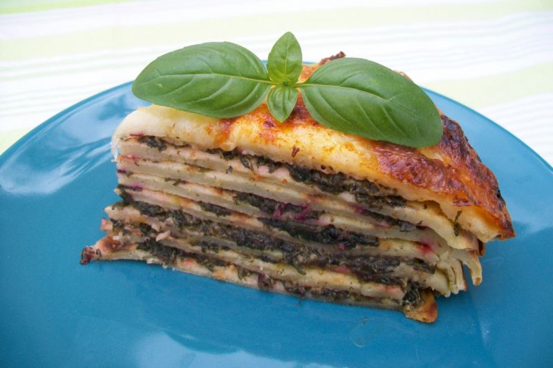 Naleśnikowy torcik ze szpinakiem i botwiną