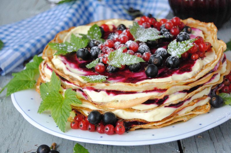 Naleśnikowy tort z czarną porzeczką
