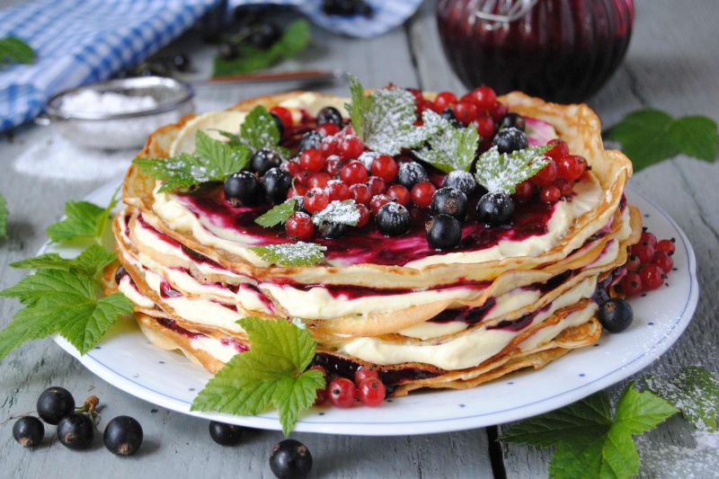 Naleśnikowy tort z czarną porzeczką