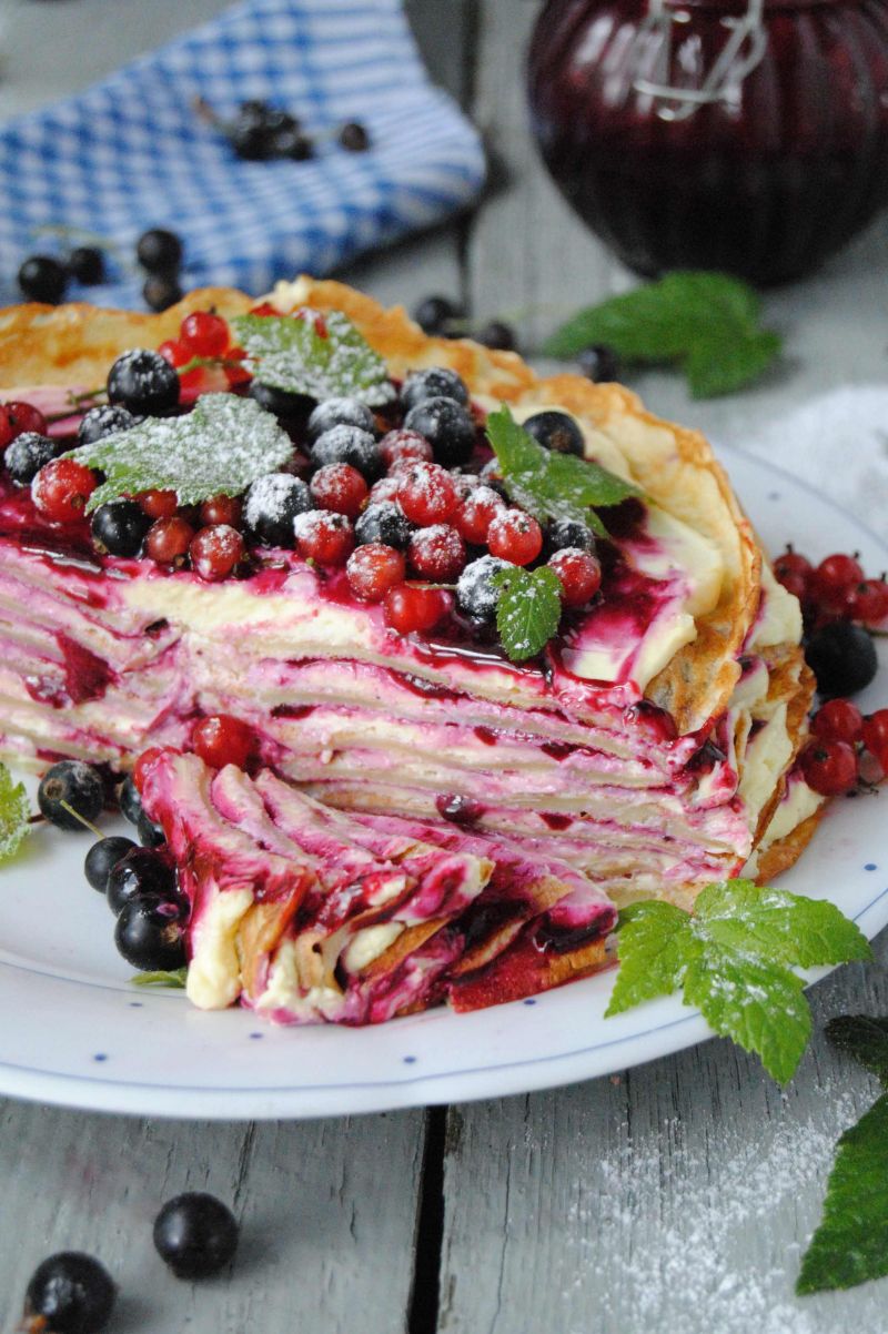 Naleśnikowy tort z czarną porzeczką