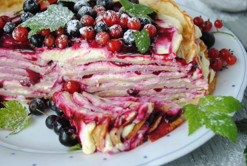 Naleśnikowy tort z czarną porzeczką