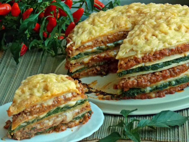 Naleśnikowy tort z mięsem i szpinakiem Naleśnikowy tort z mięsem i szpinakiem