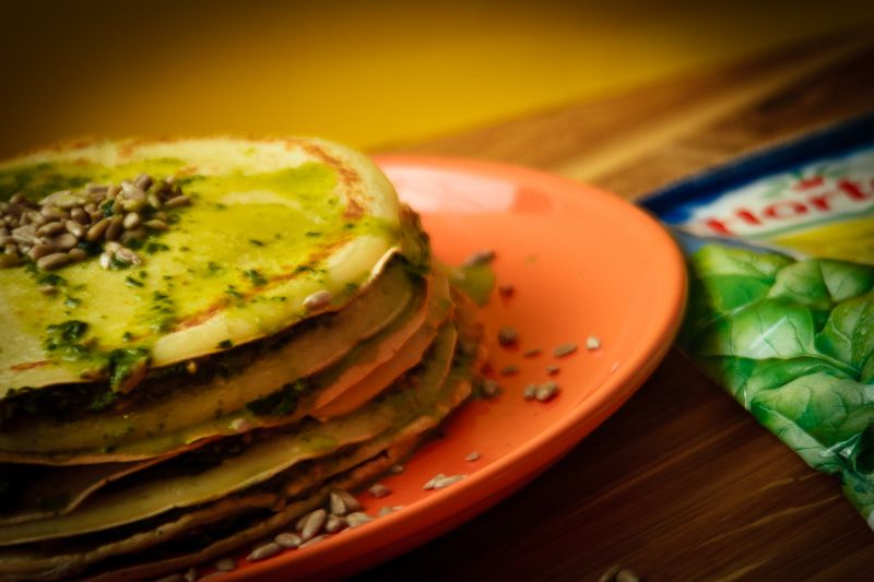 Naleśnikowy tort z szpinakowym farszem