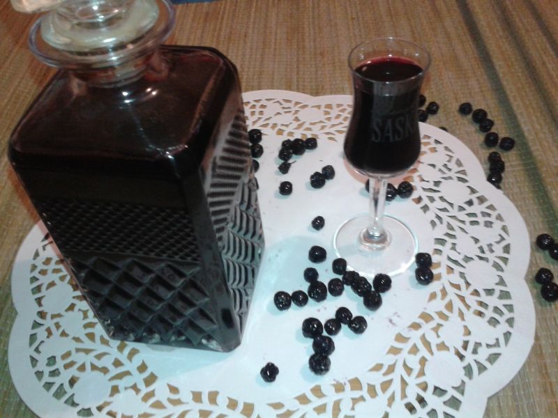 Nalewka z aronii z dodatkiem goździków