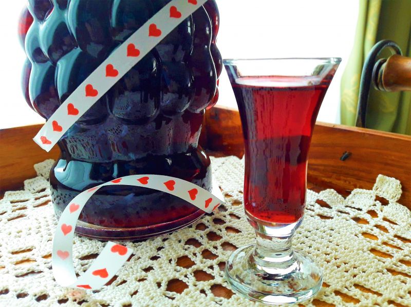 Nalewka z aronii z liśćmi malin Nalewka z aronii z liśćmi malin