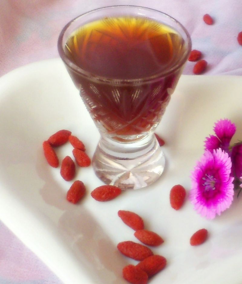 Nalewka z owoców goji na miodzie Nalewka z owoców goji na miodzie