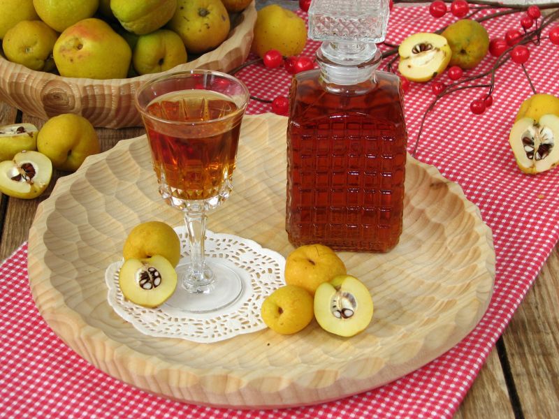 Nalewka z pigwowca z wanilią