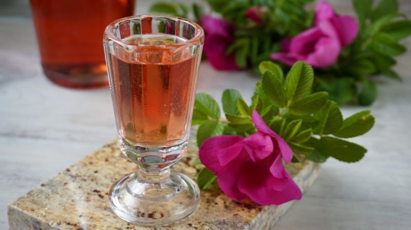 Nalewka z płatków róży Nalewka z płatków róży