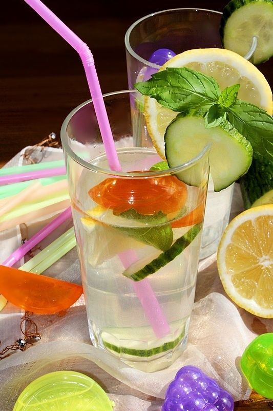 Napój izotoniczny z cytryną, ogórkiem i miętą