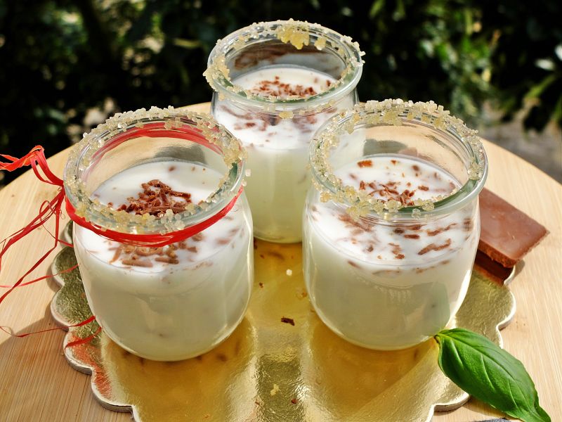 Napój jogurtowy z wodą kokosową i czekoladą