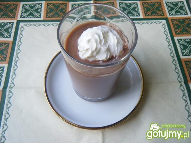Napój kakaowy z rumem i bitą śmietaną