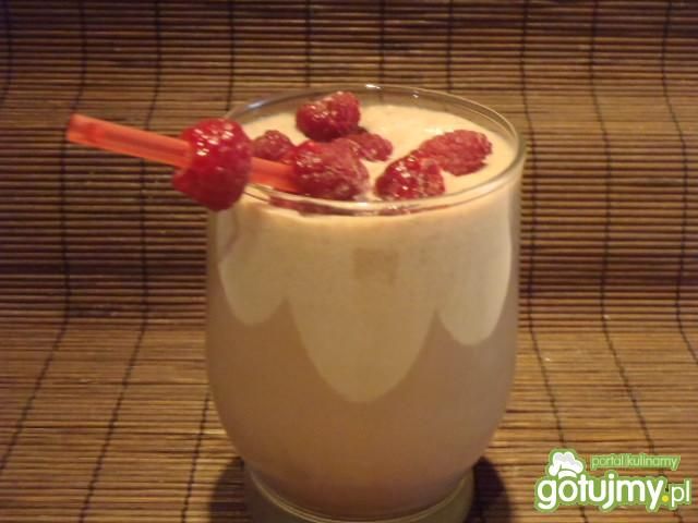 Napój kawowy z malinami