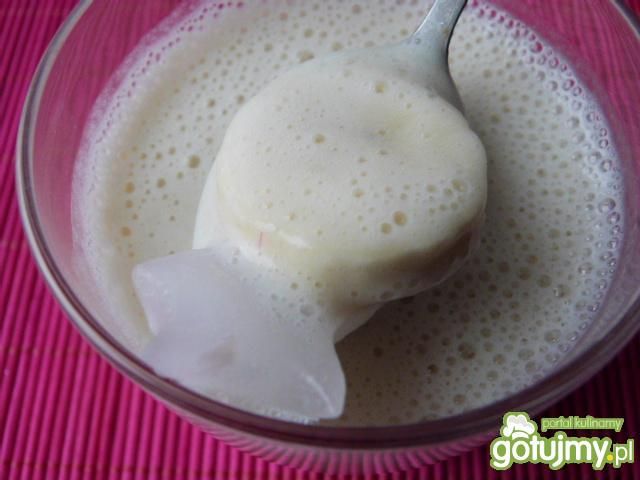 Napój mleczno-bananowy z kostkami lodu