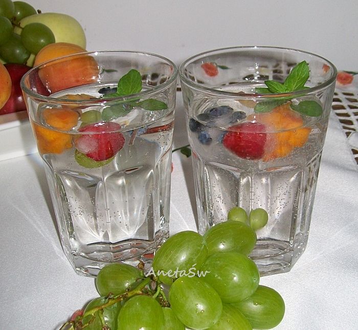 Napój owocowy z kolorowym lodem Napój owocowy z kolorowym lodem