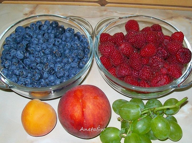 Napój owocowy z kolorowym lodem