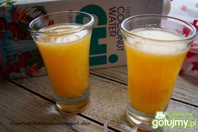 Napój pomarańczowy na wodzie kokosowej Napój pomarańczowy na wodzie kokosowej