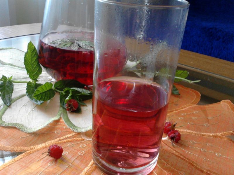 Napój z malin i mięty