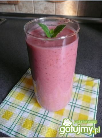 Napój ze zsiadłego mleka i truskawek Napój ze zsiadłego mleka i truskawek