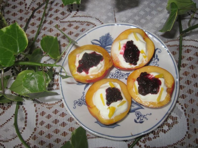 Nektarynki z bitą śmietaną Nektarynki z bitą śmietaną