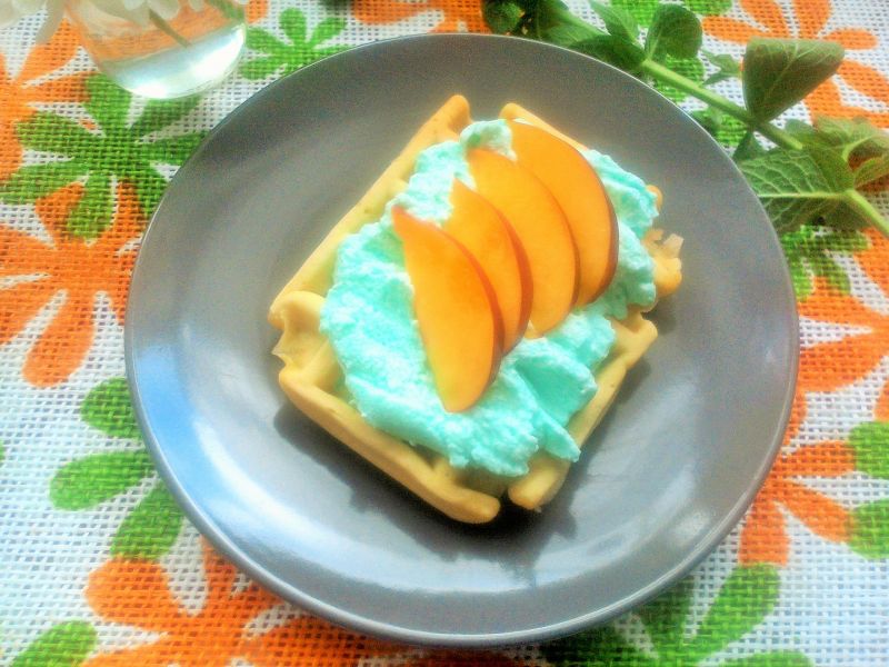 Nektarynkowe gofry z niebieską śmietanką Nektarynkowe gofry z niebieską śmietanką