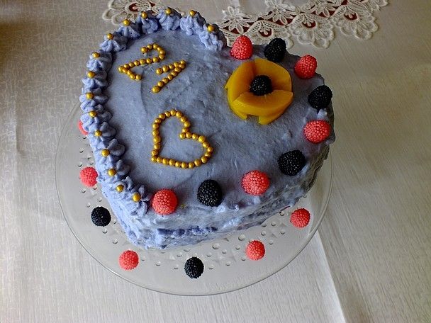 Niebiański tort brzoskwiniowy z truskawkami