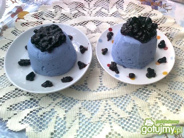 Niebieska panna cotta z jagodami