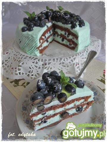 Niebieski tort kakaowy z borówkami Niebieski tort kakaowy z borówkami
