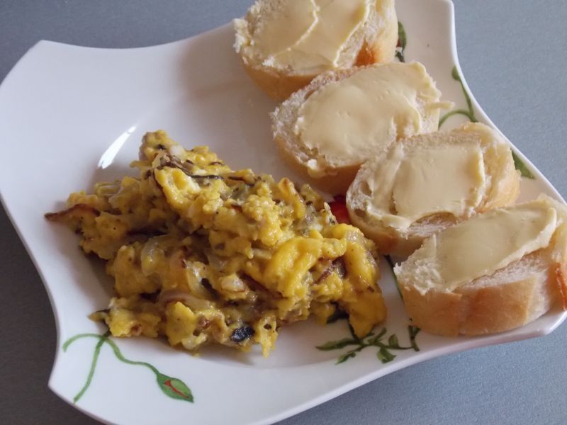 Niedzielna jajecznica z pieczarkami i cebulą