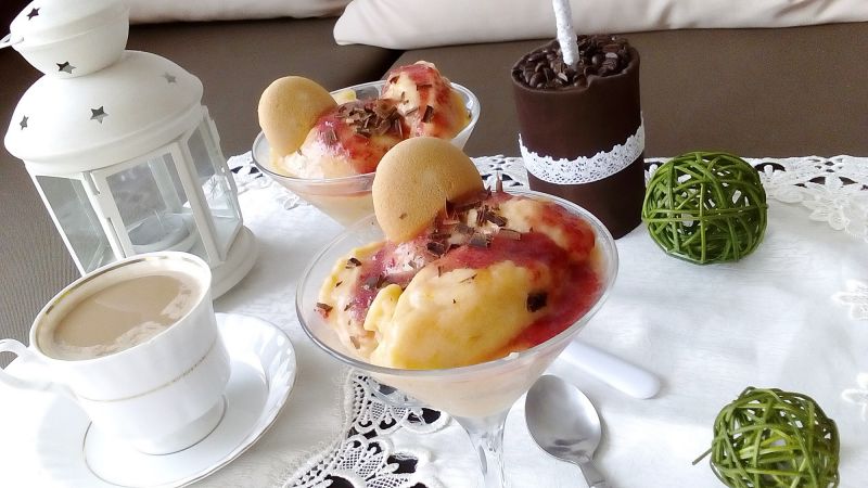 Niespodziankowe lody z prostym sosem żurawinowym