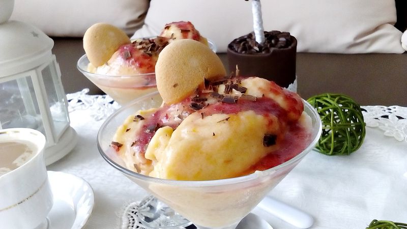 Niespodziankowe lody z prostym sosem żurawinowym