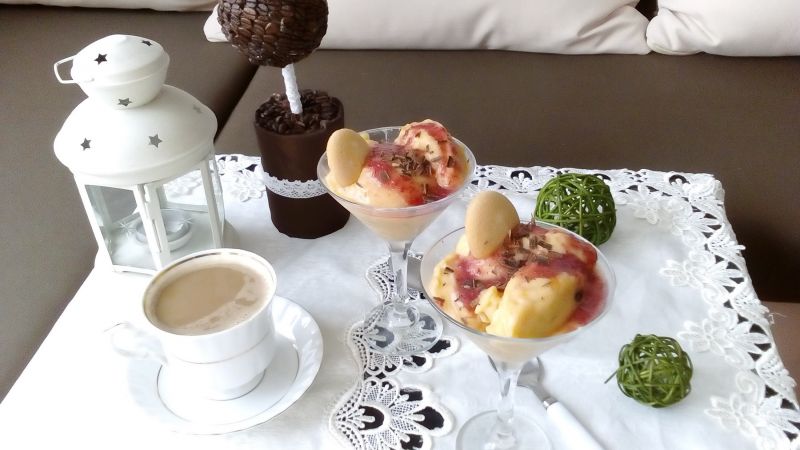 Niespodziankowe lody z prostym sosem żurawinowym