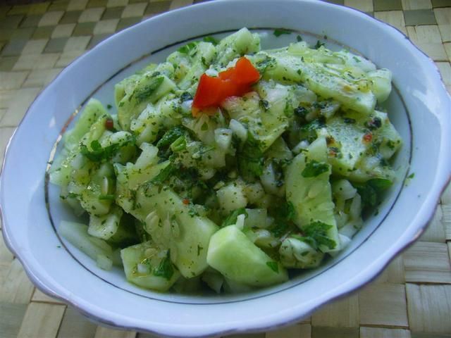 Niskokaloryczna sałatka ogórkowa