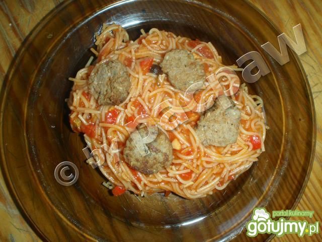 Nitki z sosem paprykowym Nitki z sosem paprykowym