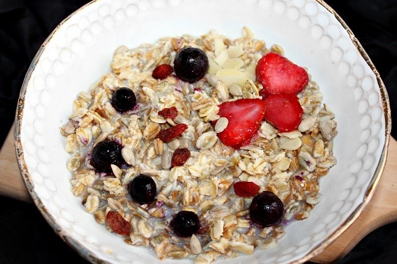 Nocna owsianka proteinowa z masłem orzechowym Nocna owsianka proteinowa z masłem orzechowym