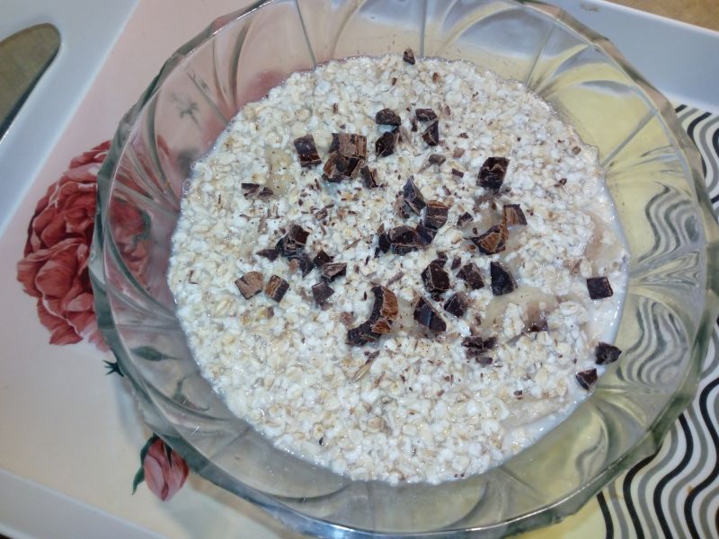 Nocna owsianka z bananem, daktylami i czekoladą Nocna owsianka z bananem, daktylami i czekoladą