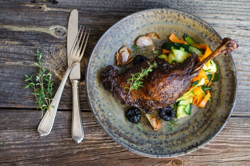 Noga z gęsi w glazurze ze śliwek kalifornijskich Noga z gęsi w glazurze ze śliwek kalifornijskich