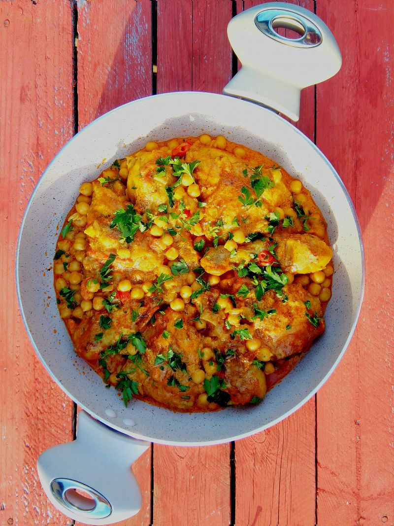 Nogi z kurczaka w aromatycznym sosie z cieciorką