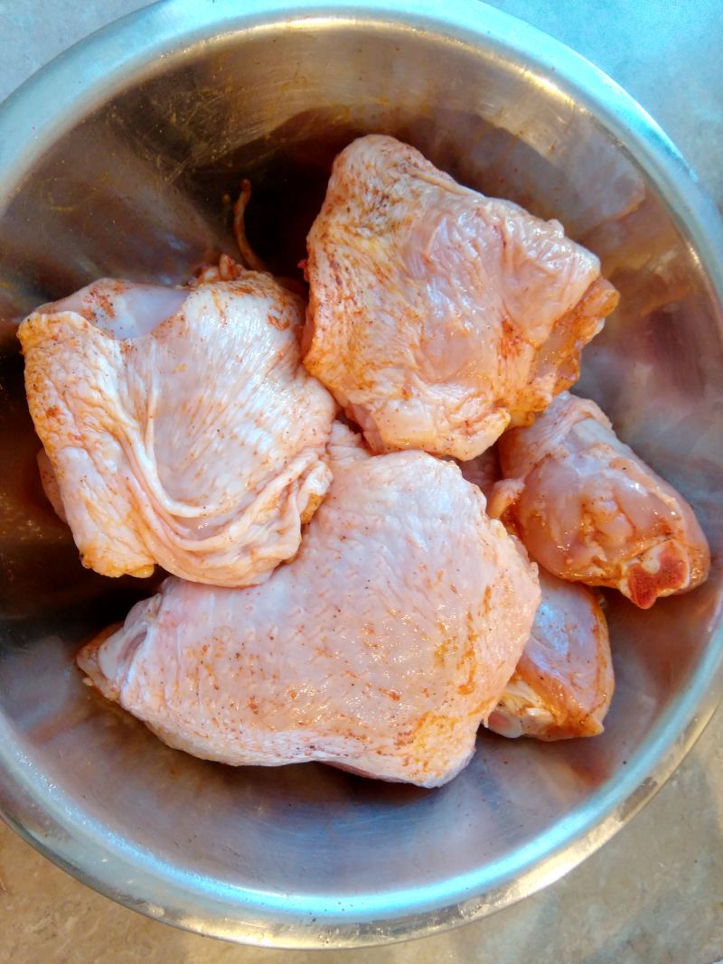 Nogi z kurczaka w aromatycznym sosie z cieciorką