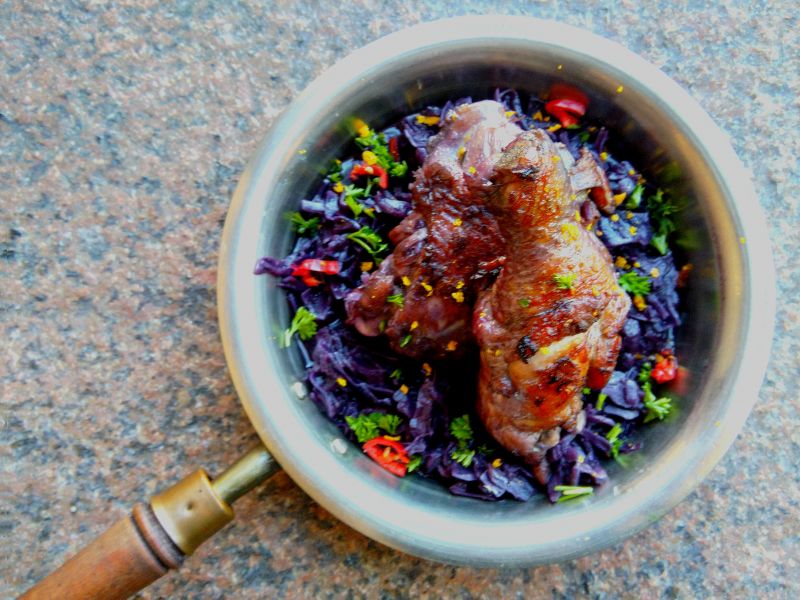 Nogi z kurczaka w czerwonej kapuście