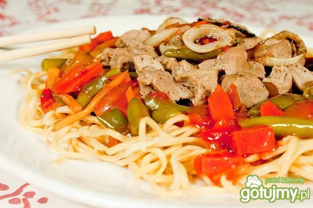 Noodle z kaczką i sosem słodko-kwaśnym.