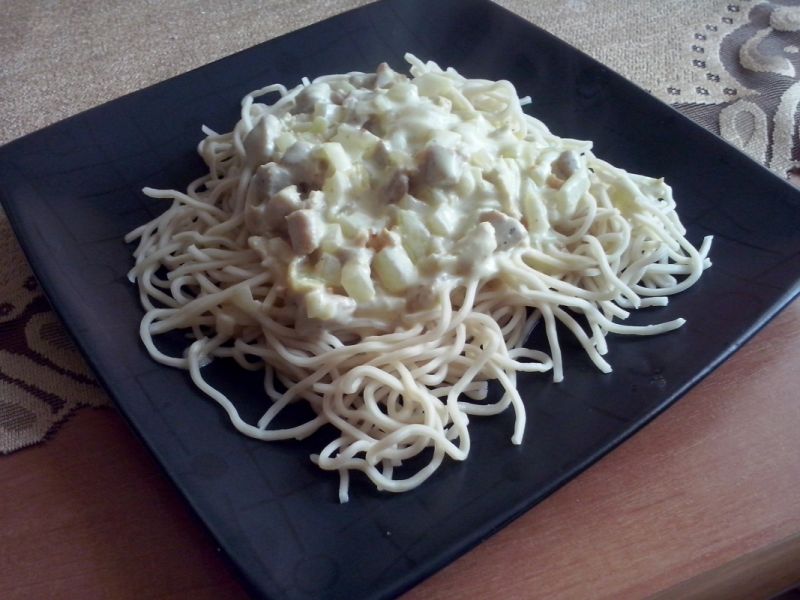 Noodle z sosem o smaku curry