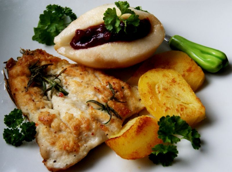 Nototenia z gruszką i borówkami