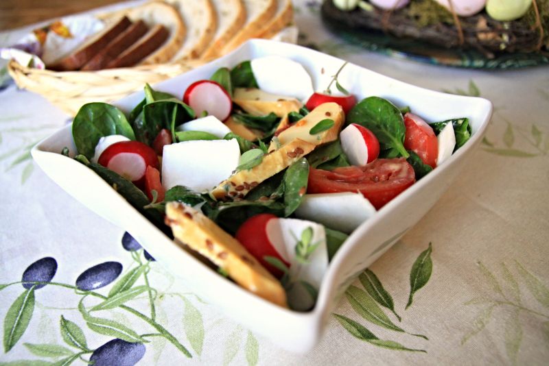 Nowalijkowa sałatka z oscypkiem  Nowalijkowa sałatka z oscypkiem