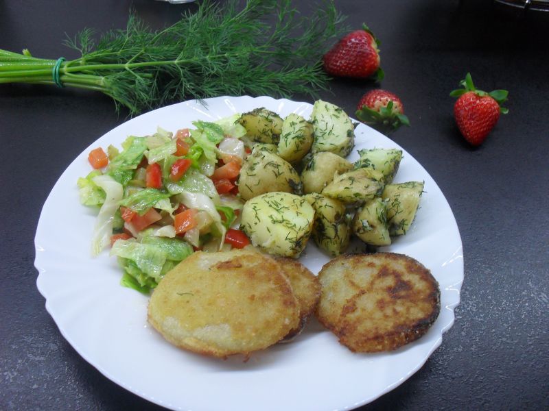 Nowe ziemniaczki z koperkiem i zieloną cebulką