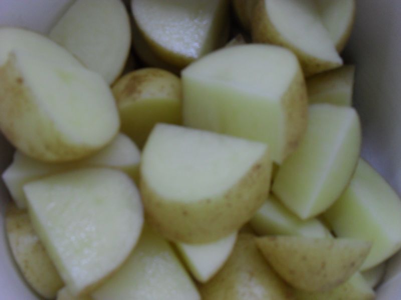 Nowe ziemniaczki z koperkiem i zieloną cebulką